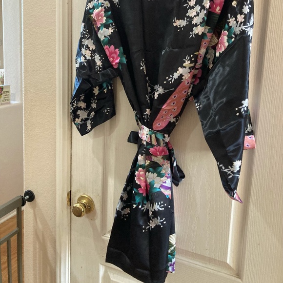 NWOT BLACK FLORAL BRIDESMAID ROBE (ONE SIZE) - Picture 4 of 4